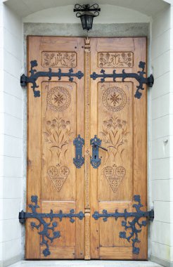 Zakopane tatil beldesi (Polonya kilisede Kutsal Aile ahşap kapı).