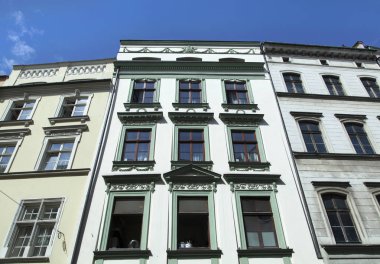 Krakow eski şehirde (Polonya dar binaların açık pencereleri).