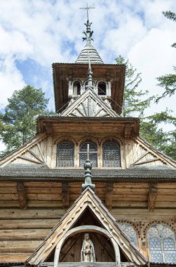 Zakopane tatil beldesi (Polonya ahşap bir Katolik kilisesinde cephe).