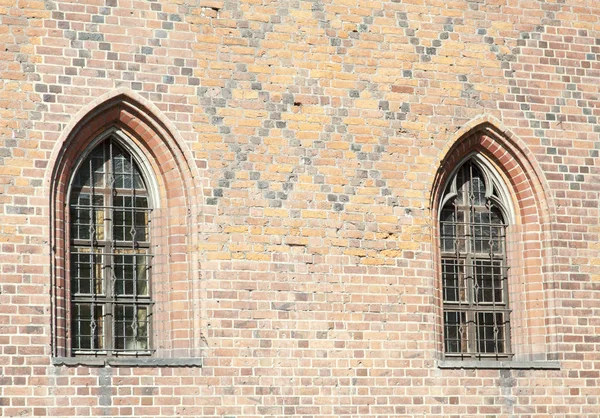 Der Blick Auf Die Burgfenster Mit Dem Charakteristischen Mittelalterlichen Ziegelmuster — Stockfoto