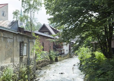 Zakopane tatil beldesi (Polonya içinde küçük bir dere görünümünü).