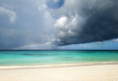 Grand Turk Island beach kara yağmurlu bulut ve bir gökkuşağı (Türk ve Caicos).