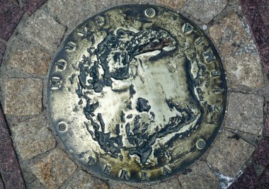 Yazılı kelime İngilizce, Latince, Lehçe (Polonya Dünya ile Varşova Kopernika Meydanı kat dış).