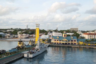 Nassau şehir bağlantı noktası ve bir terminal binası bir gün batımı ışık (Bahamalar görünümünü).