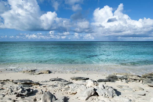 Красочный Вид Скалистый Пляж Острове Гранд Тёрк Теркс Кайкос — стоковое фото