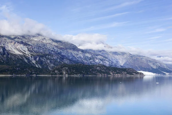 Spokojne Wody Odbicia Glacier Bay Wybrzeża Parku Narodowego Alasce — Zdjęcie stockowe