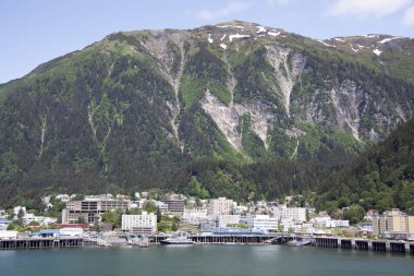 Juneau dağ ve Juneau downtown, Alaska başkenti görünümü.