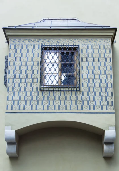 Αρχιτεκτονικές Λεπτομέρειες Ένα Παράθυρο Μπαρ Στην Παλιά Πόλη Της Βαρσοβίας — Φωτογραφία Αρχείου
