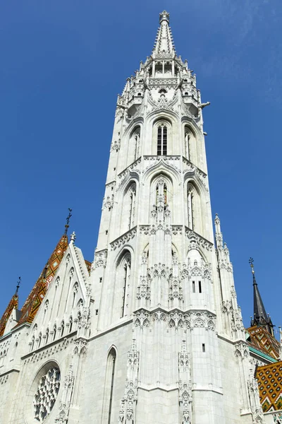Biała Wieża Xiv Wieku Kościół Katolicki Nazwie Dla Króla Macieja — Zdjęcie stockowe