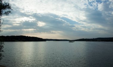 Kaunas City (Litvanya alacakaranlıkta yapay göl görünümünü).