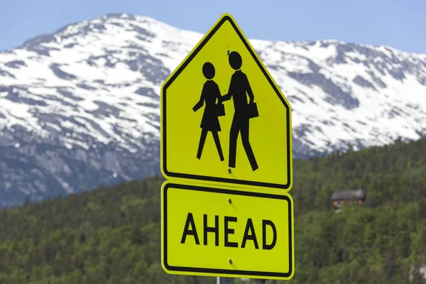 Предупреждающий Знак Народ Впереди Городе Скагуэй Аляска — стоковое фото