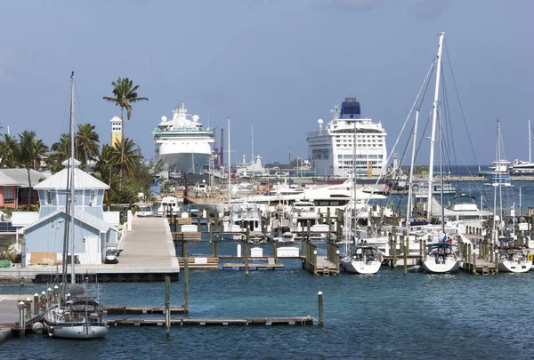 Iates Navios Cruzeiro Ancorados Nassau Destino Férias Mais Popular Caribe — Fotografia de Stock
