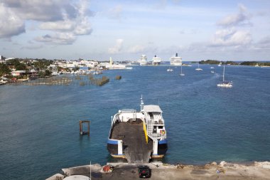 Bir feribot tekne görünümünü Potters Cay New Providence Island sol ve Cennet Adası Nassau Harbor (Bahamalar sağdaki endüstriyel Adası'nda demirleyen). 