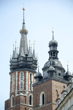 Spires tarihi St. Mary Katolik bazilikanın Krakow eski şehirde (Polonya).
