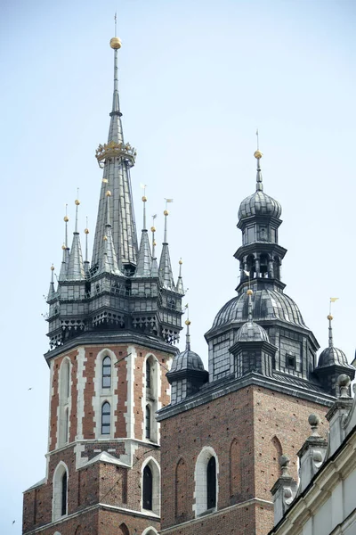 Wież Zabytkowego Mary Rzymskokatolicka Bazylika Kraków Stare Miasto Polska — Zdjęcie stockowe