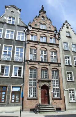 Dar tarihi binaların Gdansk eski şehir (Polonya).