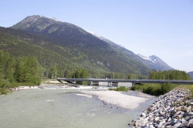 Skagway kasabaya Skagway Nehri üzerinde bir arka plan (Alaska dağda Ab ile Köprü).