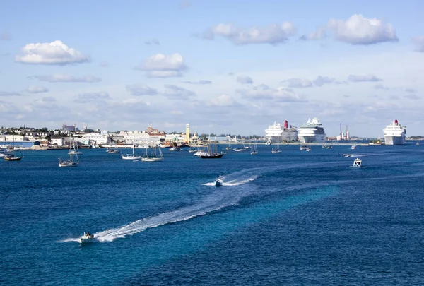 Der Blick Auf Motorboote Jachten Und Kreuzfahrtschiffe Nassauer Stadthafen Bahamas — Stockfoto