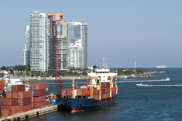 Weergave Van Een Vrachtschip Drukke Toegangspoort Tot Oceaan Skyline Van — Stockfoto