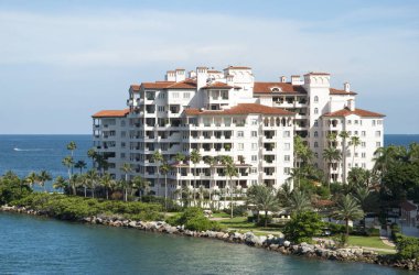 Fisher Island (Florida Amerika Birleşik Devletleri'nde en yüksek kişi başına düşen gelir vardır yerleşim bölgesi).