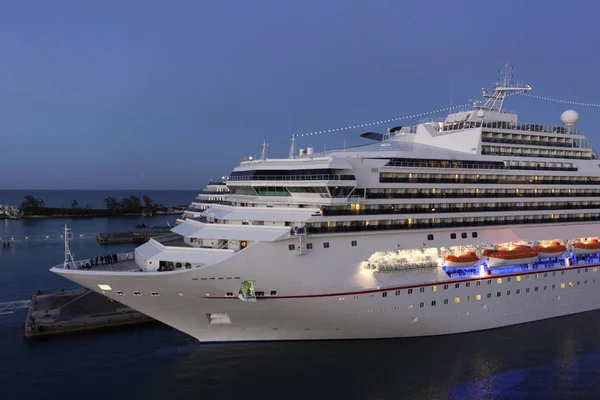 Nassau Şehir Port Bahamalar Bir Yolcu Gemisi Gece Görünümünü Demirleyen — Stok fotoğraf