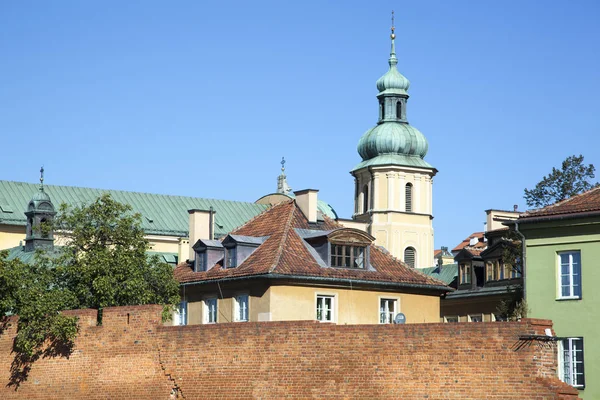 华沙老城的天际线在历史墙壁后面 — 图库照片