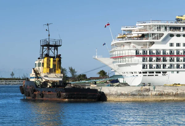 Tugbout Cruise Schepen Afgemeerd Haven Van Stad Nassau Bahama — Stockfoto