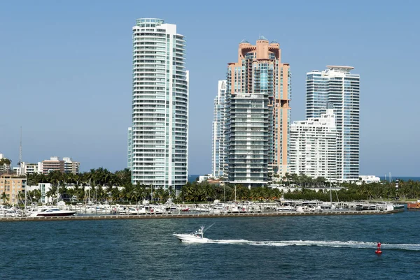 Barco Que Pasa Por Miami South Beach Puerto Deportivo Rascacielos —  Fotos de Stock