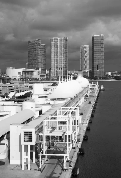 Blick Auf Das Kreuzfahrtterminal Mit Der Skyline Der Innenstadt Hintergrund — Stockfoto