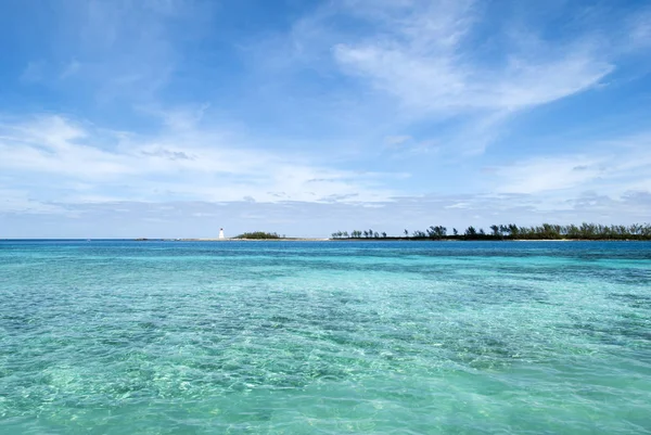 Кристально Чистые Воды Гавани Нассау Маяком Острова Парадайз Заднем Плане — стоковое фото