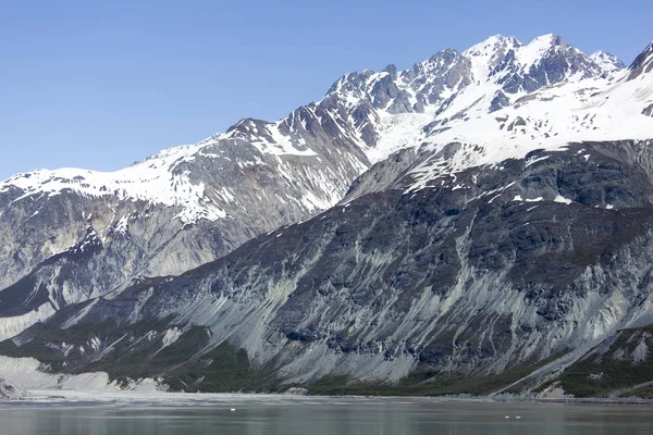 冰川湾国家公园 阿拉斯加 的山地海岸线景观 — 图库照片
