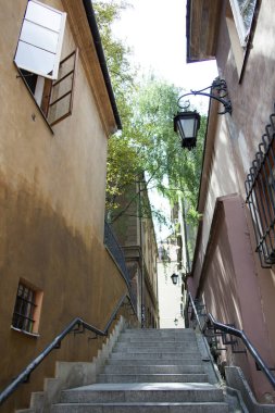 Kamienne Schodki (taş basamaklar) dar sokakta Varşova eski şehirde (Polonya).