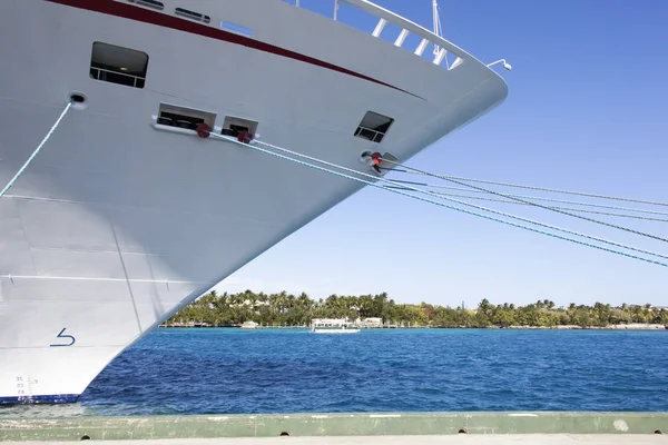 Boeg Van Een Cruiseschip Met Paradise Island Een Achtergrond Nassau — Stockfoto