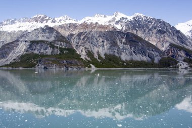 Glacier Bay doğal görünümünü sakin suları bahar (Alaska).