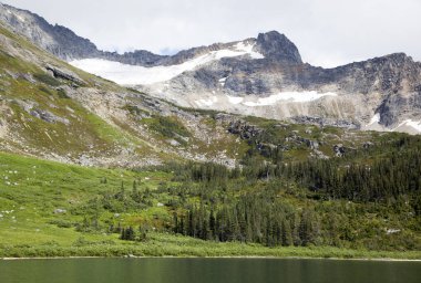 Üst Dewey Gölü 950 metre deniz seviyesinden (Skagway, Alaska kıyı). 