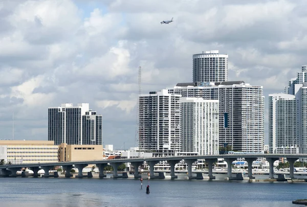 Het Vliegtuig Vliegt Miami Downtown Een Bewolkte Dag Florida — Stockfoto