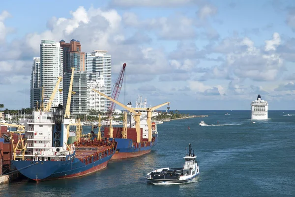 Tráfico Agua Ocupado Canal Principal Miami Puerta Entrada Océano Atlántico —  Fotos de Stock