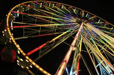 Renkli dönme dolap (Almanya Berlin merkezinde gece görünümü).