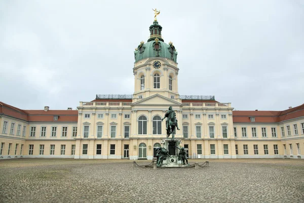 Pohled Století Palác Charlottenburg Sochou Fridrich Vilém Berlín Německo — Stock fotografie