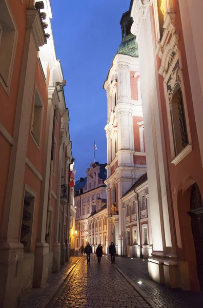 Éjszakai Kilátás Szűk Utcában Óvárosában Poznan Lengyelország — Stock Fotó