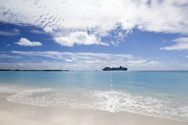Yakındaki ıssız sürüklenen bir yolcu gemisi görünümünü Half Moon Cay (Bahamalar ada).