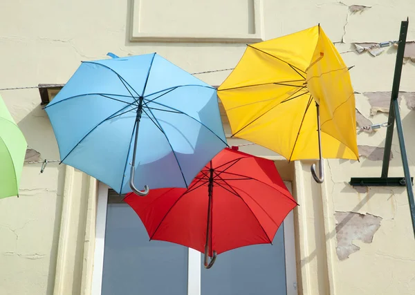 Tres Coloridos Paraguas Colgando Como Exterior Por Ventana Centro Varsovia — Foto de Stock