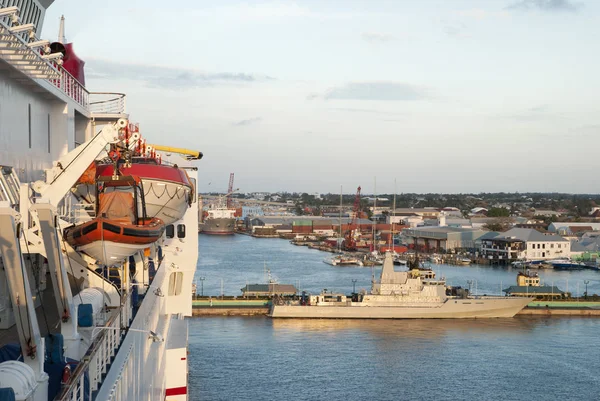 Vue Crépuscule Paquebot Croisière Navire Militaire Amarrés Dans Port Nassau — Photo