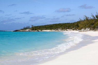 Boş sakin sahilde ıssız ada Half Moon Cay (Bahamalar).