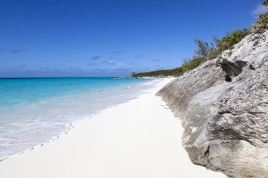 Bir boş plaj manzara görünümü üzerinde ıssız ada Half Moon Cay (Bahamalar).