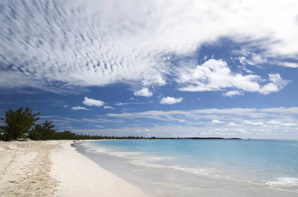 Nubes Sobre Playa Isla Deshabitada Half Moon Cay Bahamas — Foto de Stock