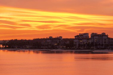 Kırmızı renk gökyüzü ve denizin Fisher Island Miami (Florida üzerinden günbatımı sırasında).