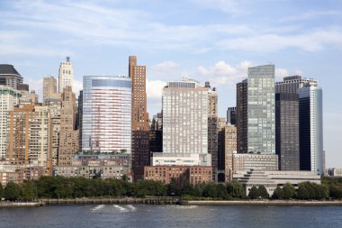 Hudson Nehri (New York City tarafından aşağı Manhattan skyline).