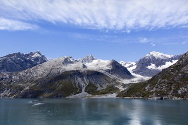 Glacier Bay (Alaska karlı dağlık şeridinin doğal görünümü). 