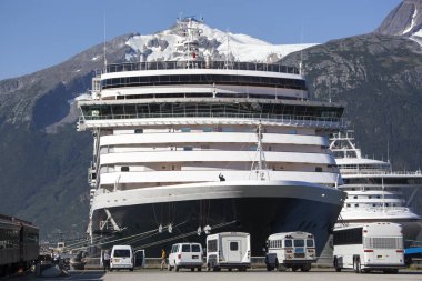 Skagway şehirde (Alaska karayolu taşımacılığı yanında dev cruise liner sabah görünümünü demirleyen).